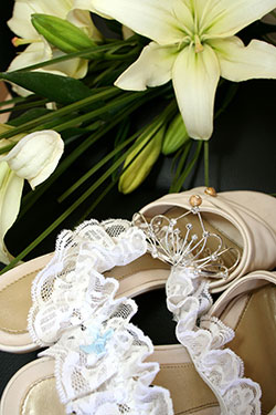 Strumpfband und Brautschuhe sind Braut-Accessoires